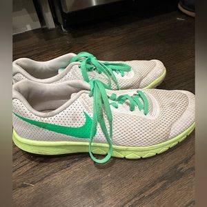 Nike Flex Experience 5  White/Green. 6.5Y